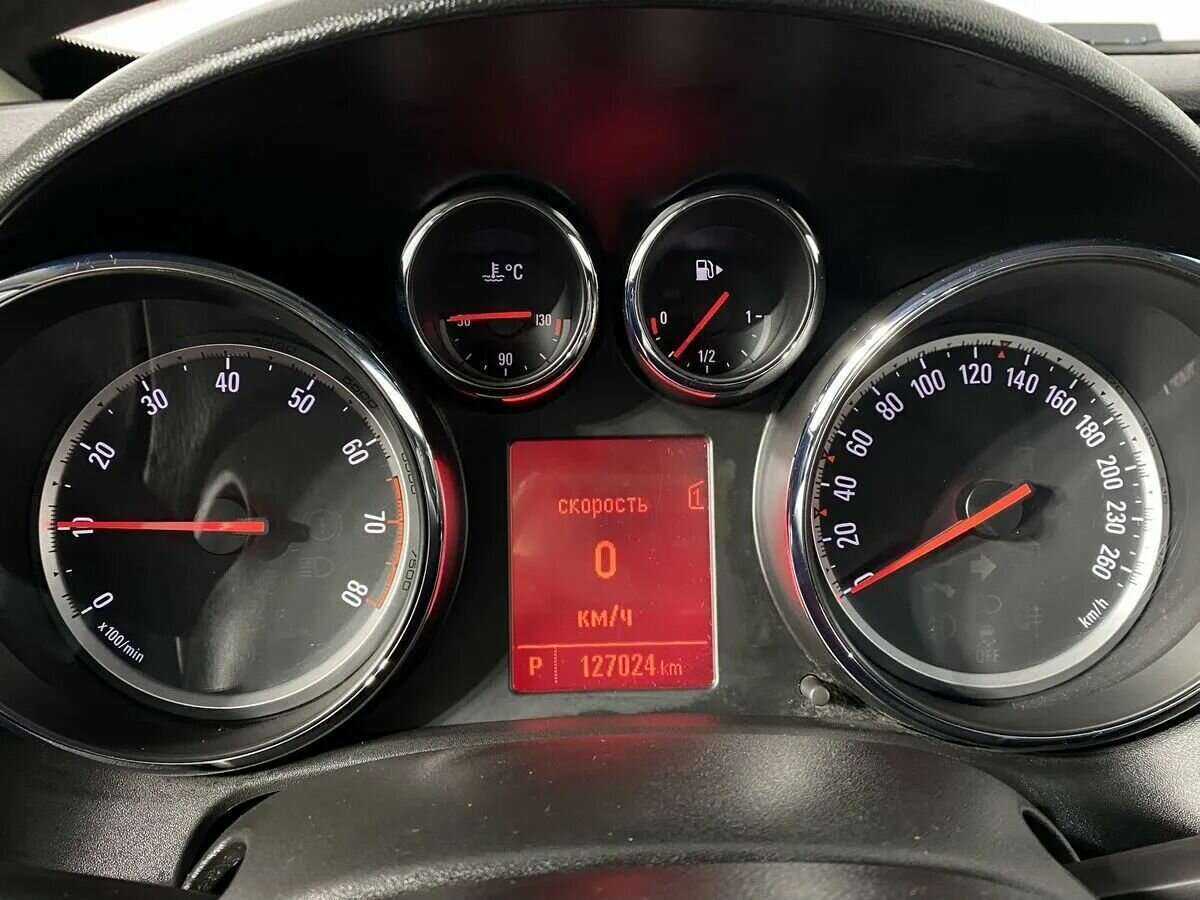 Opel Astra с пробегом — 2013 год. Фото: #16