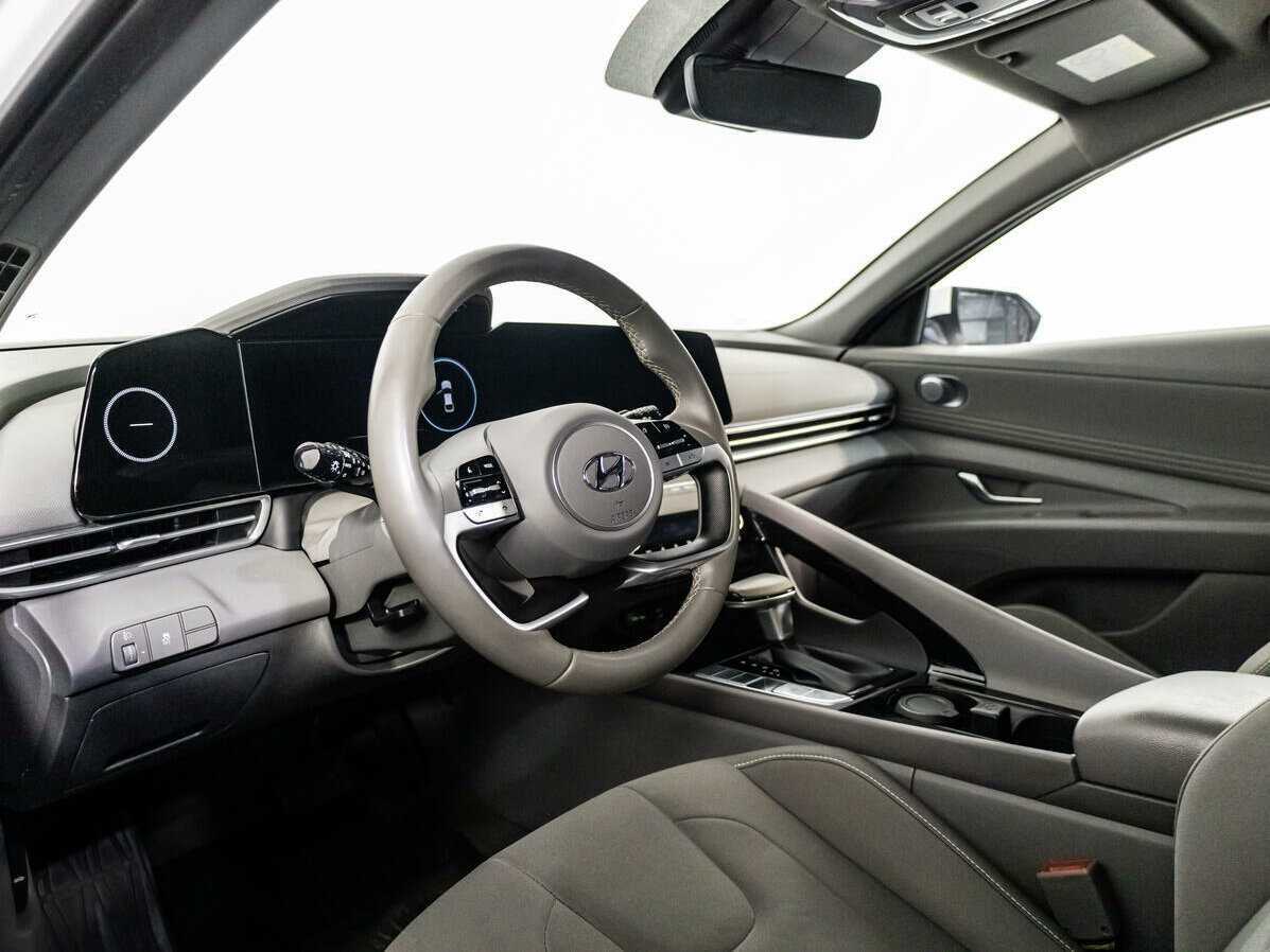 Hyundai Elantra с пробегом — 2021 год. Фото: #9