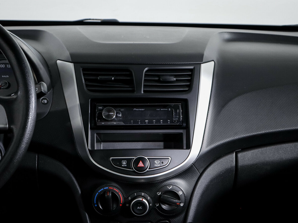 Hyundai Solaris с пробегом — 2013 год. Фото: #10