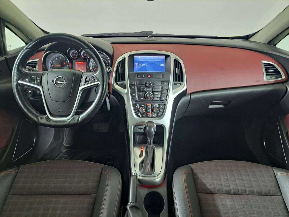 Opel Astra с пробегом — 2013 год. Фото: #11