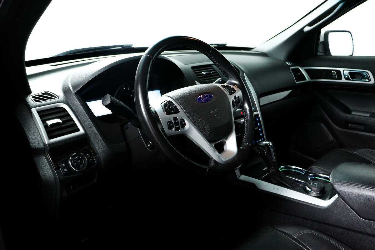 Ford Explorer с пробегом — 2012 год. Фото: #12