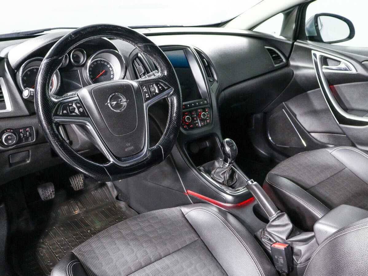 Opel Astra с пробегом — 2013 год. Фото: #10