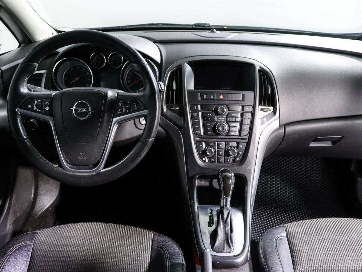 Opel Astra с пробегом — 2012 год. Фото: #8