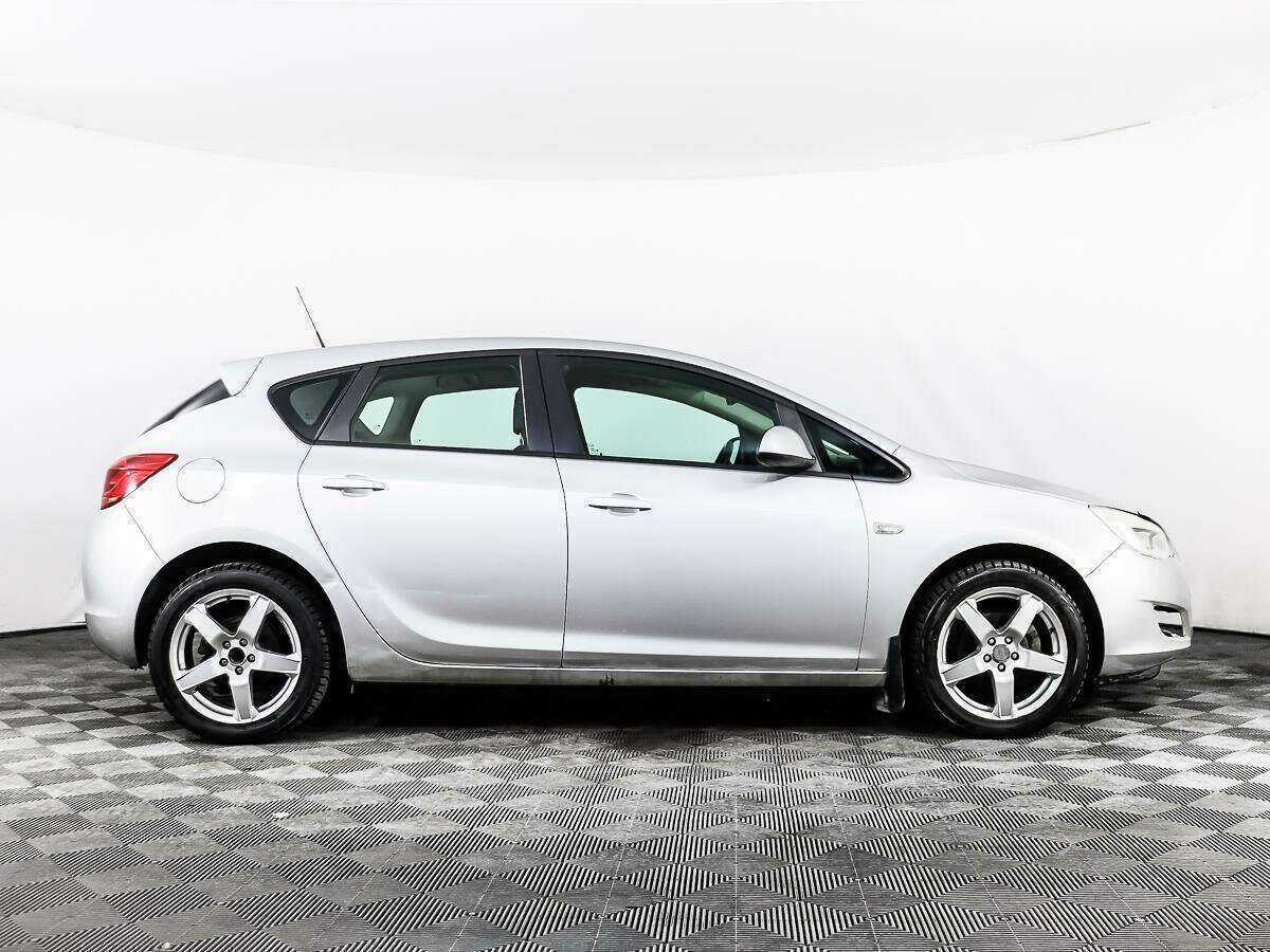 Opel Astra с пробегом — 2012 год. Фото: #3