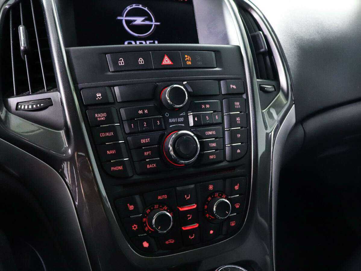 Opel Astra с пробегом — 2012 год. Фото: #11