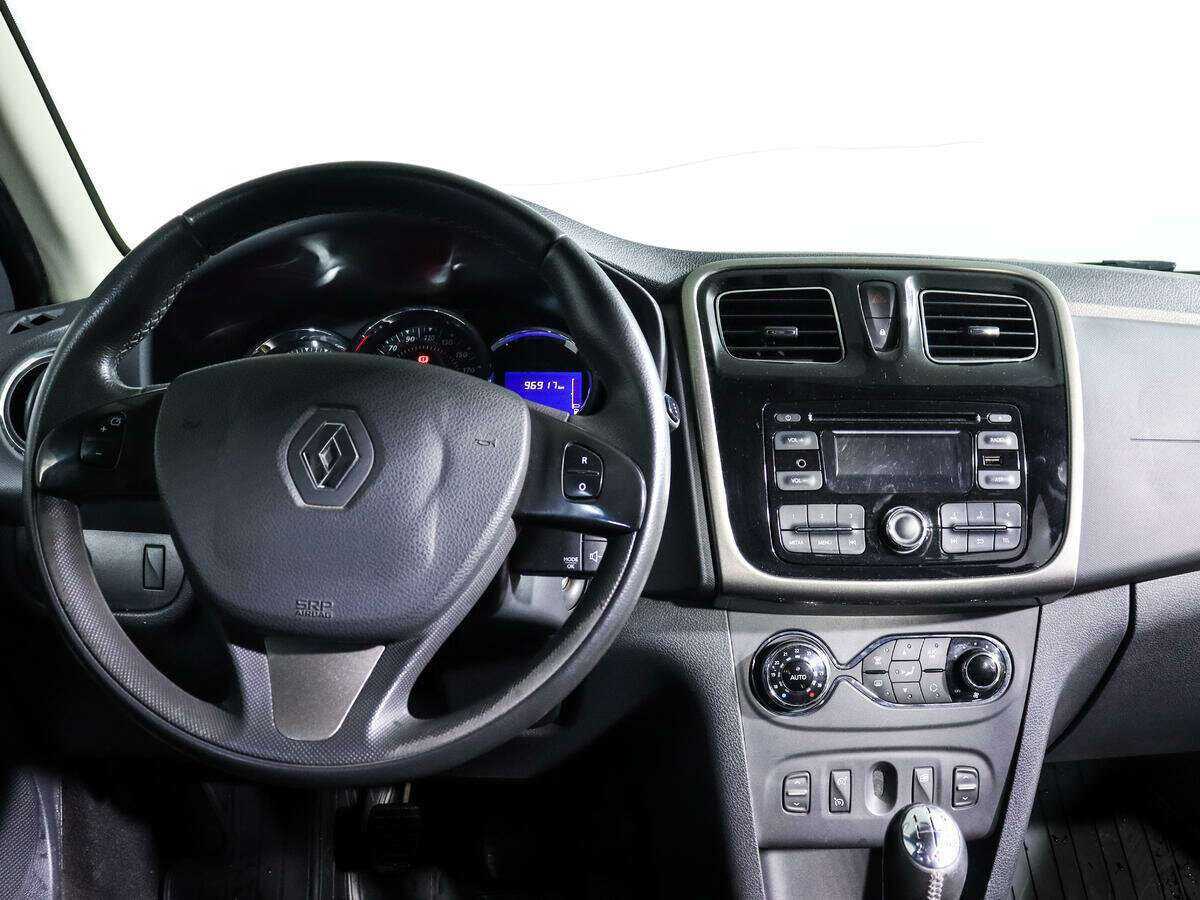 Renault Sandero с пробегом — 2016 год. Фото: #9