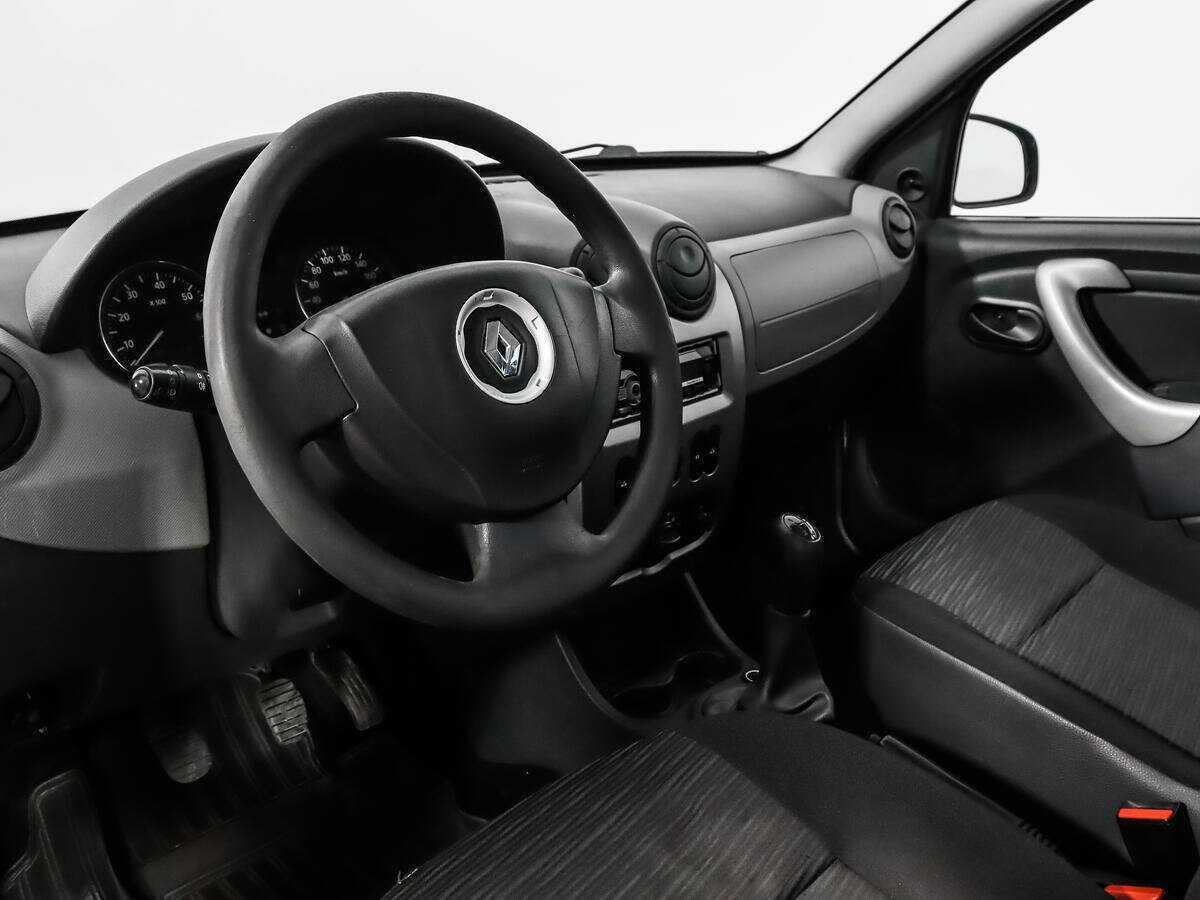 Renault Sandero с пробегом — 2013 год. Фото: #8