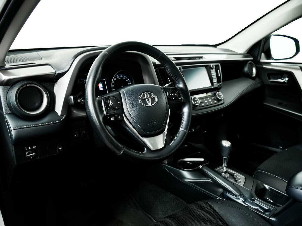 Toyota RAV4 с пробегом — 2018 год. Фото: #12
