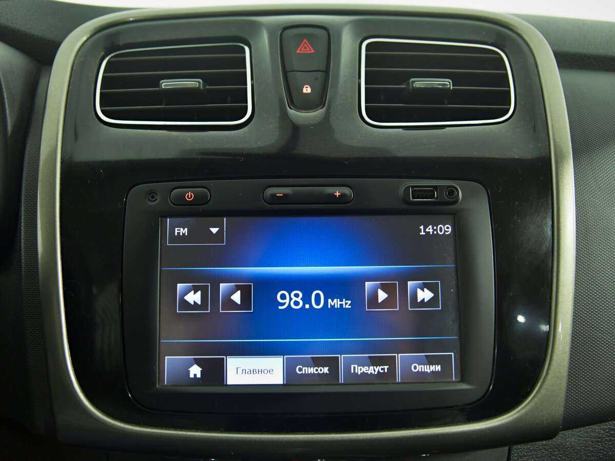 Renault Logan с пробегом — 2015 год. Фото: #11