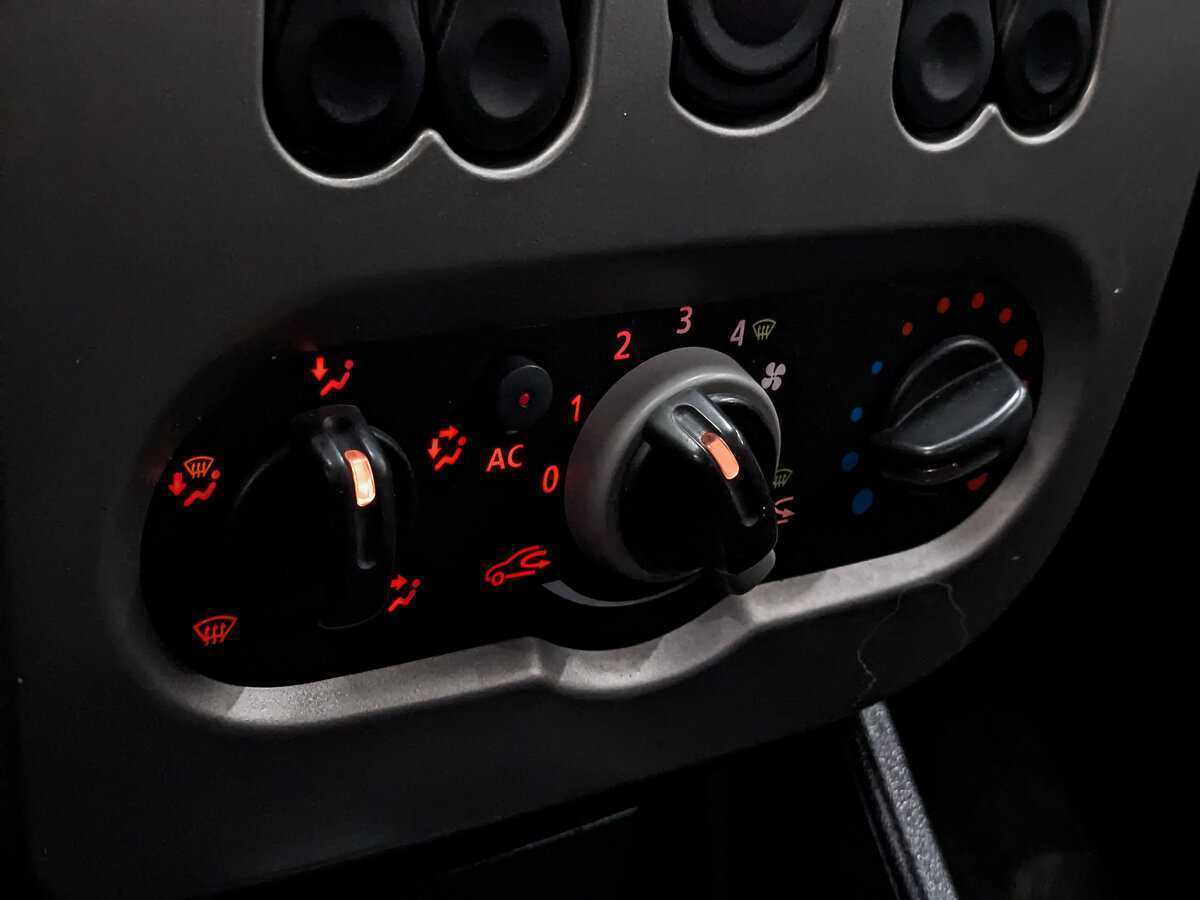 Renault Sandero с пробегом — 2012 год. Фото: #20