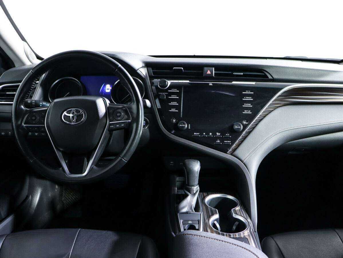 Toyota Camry с пробегом — 2018 год. Фото: #8