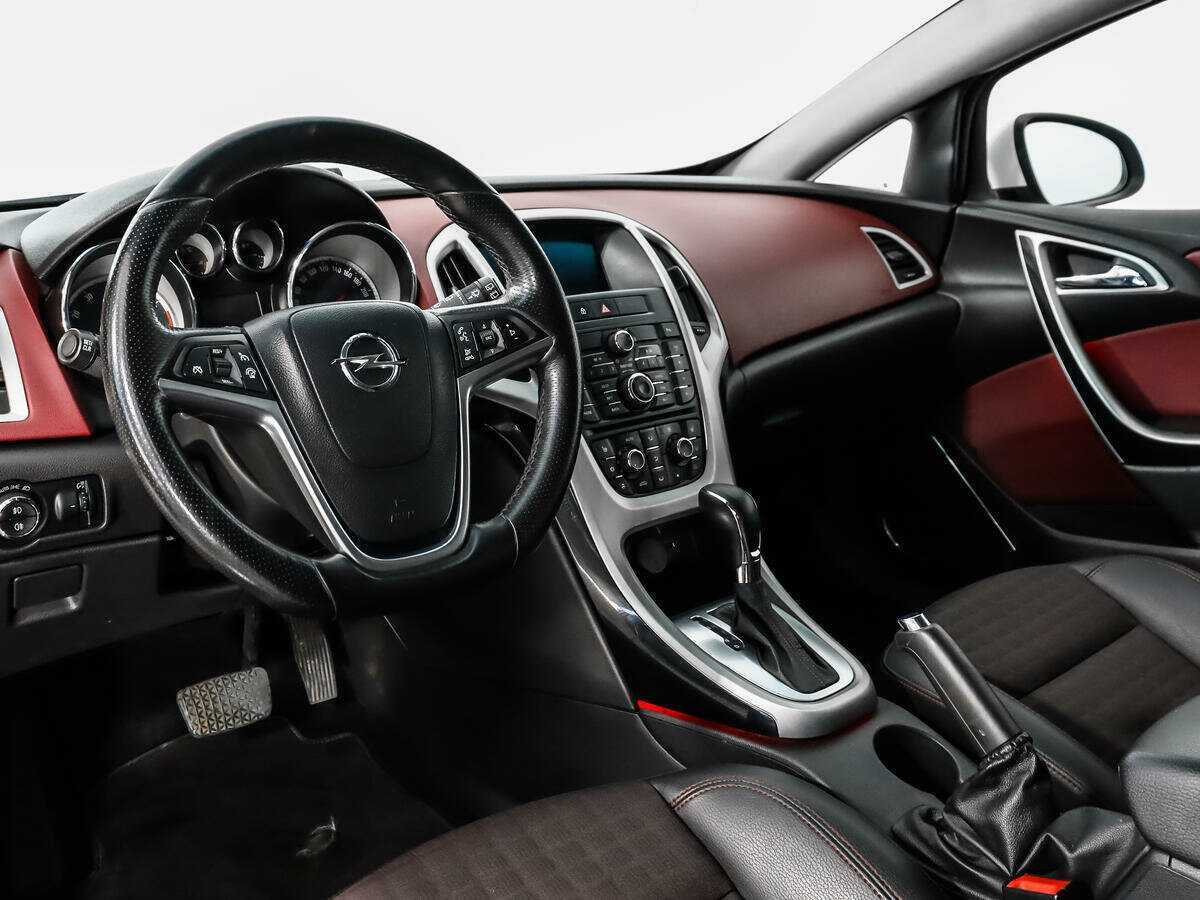 Opel Astra с пробегом — 2012 год. Фото: #8