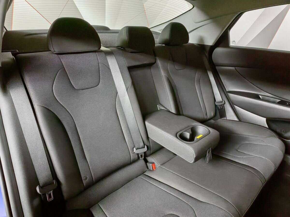 Hyundai Elantra с пробегом — 2022 год. Фото: #12