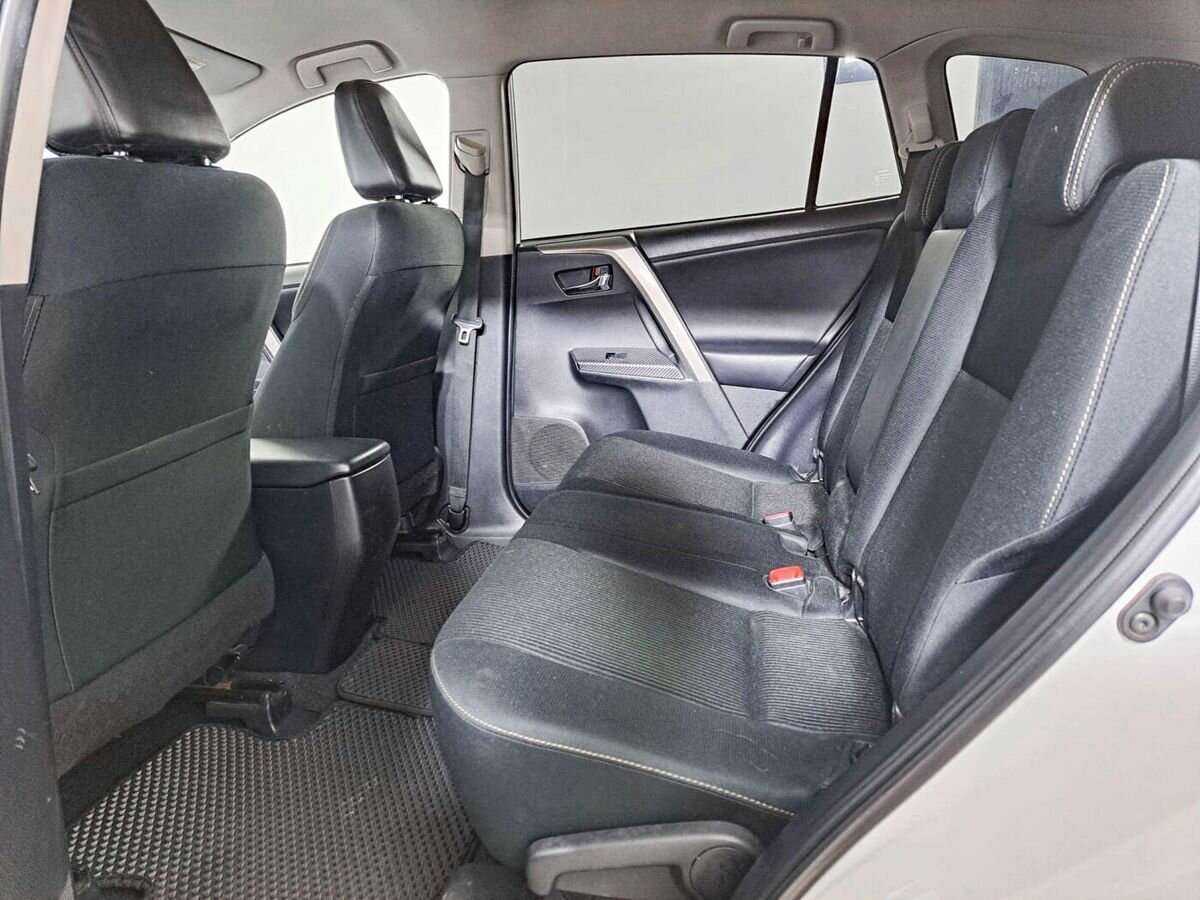 Toyota RAV4 с пробегом — 2014 год. Фото: #10
