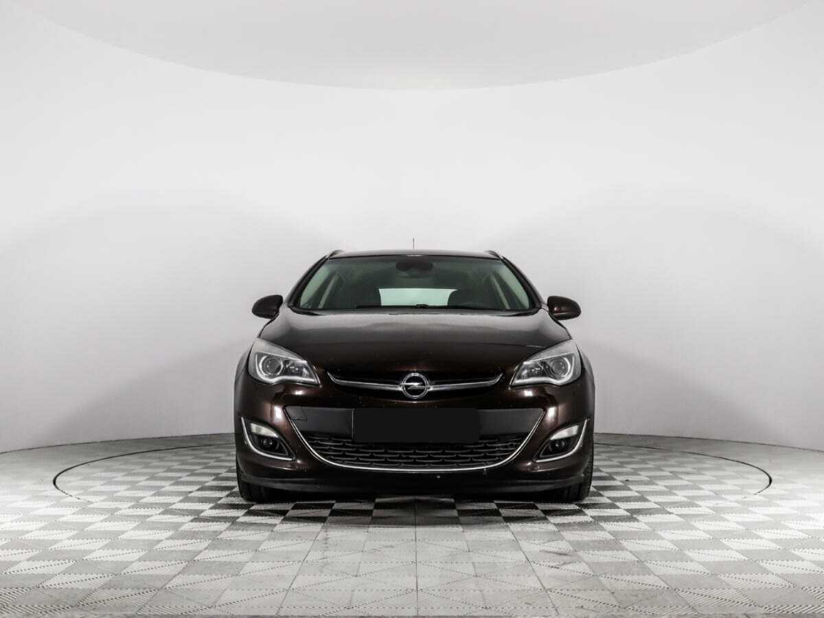 Opel Astra с пробегом — 2013 год. Фото: #1