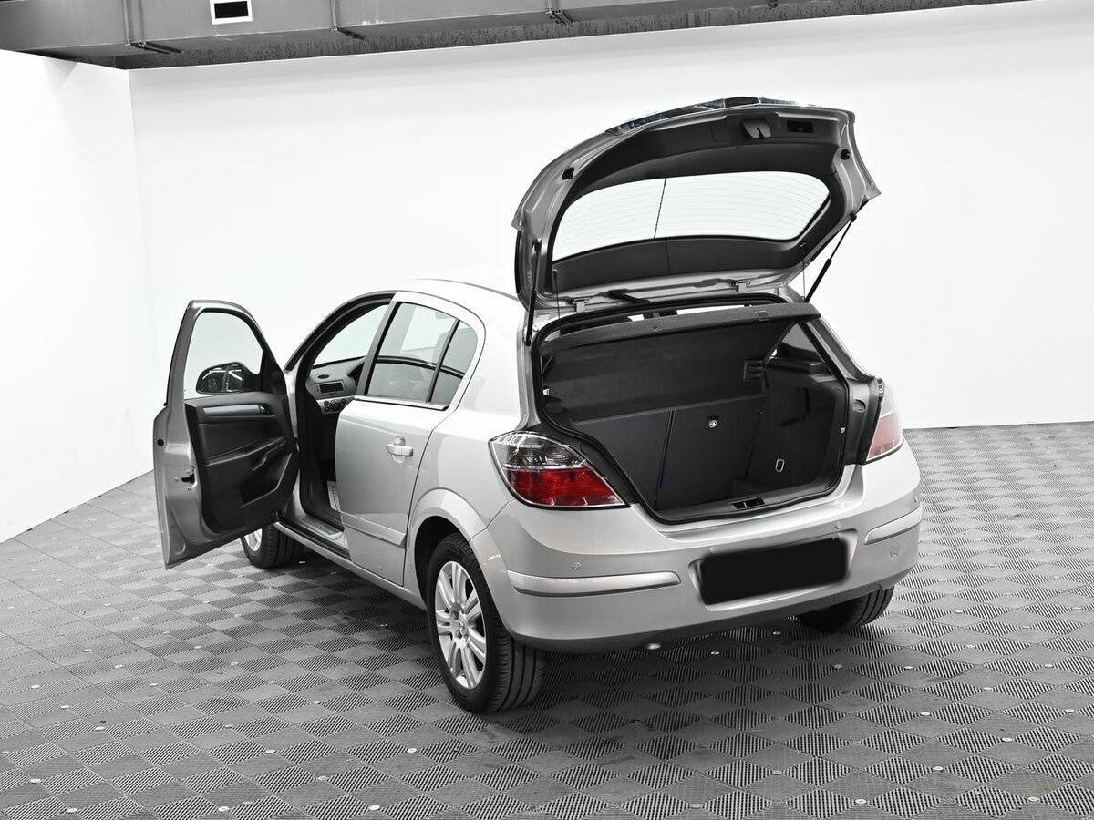 Opel Astra с пробегом — 2012 год. Фото: #4