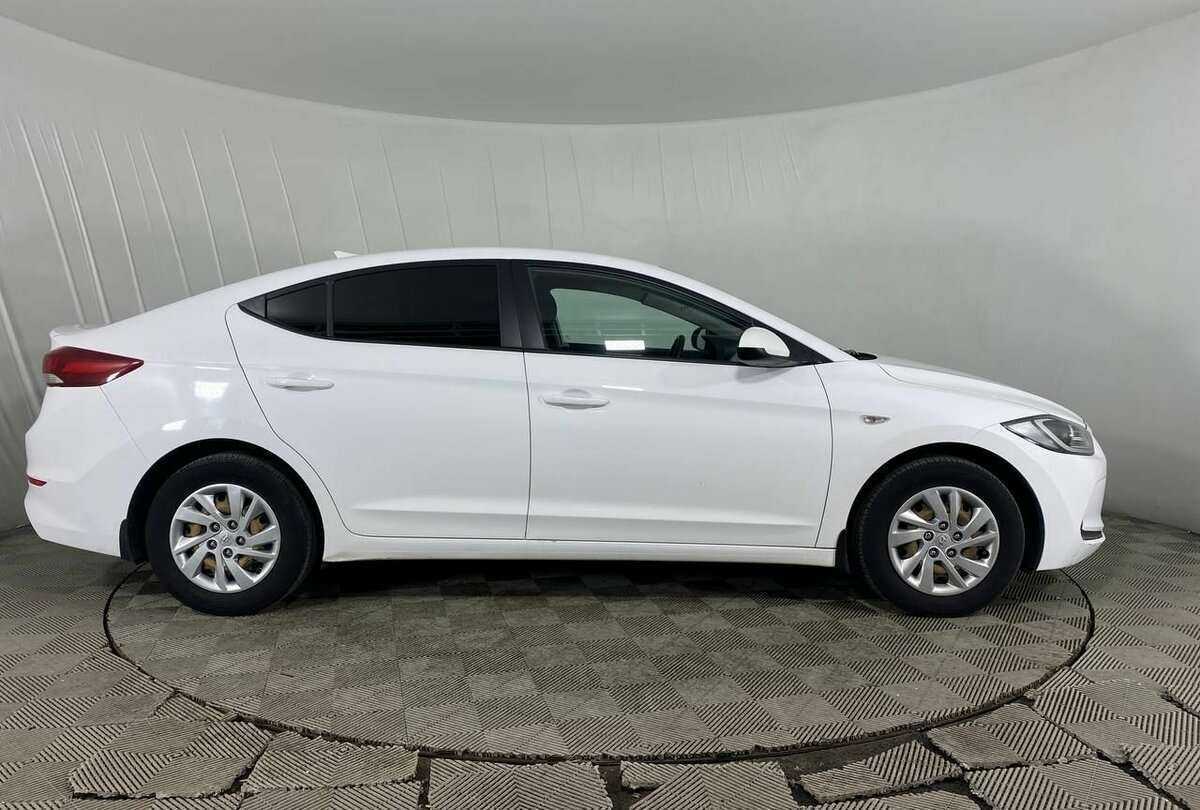 Hyundai Elantra с пробегом — 2017 год. Фото: #3