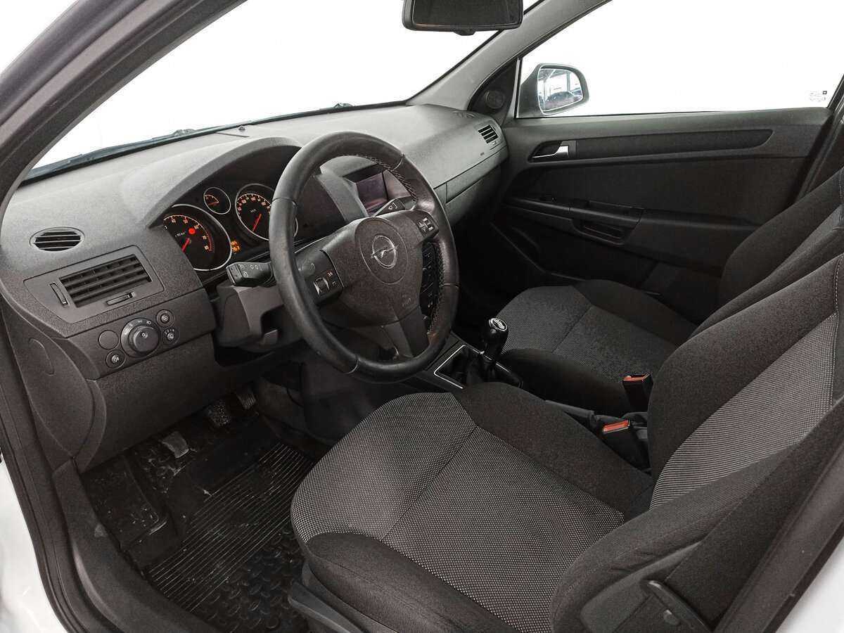 Opel Astra с пробегом — 2013 год. Фото: #13