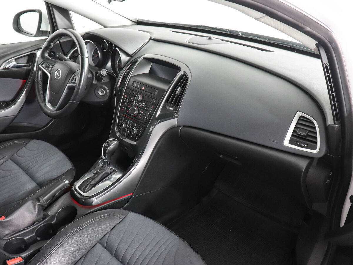 Opel Astra с пробегом — 2013 год. Фото: #9