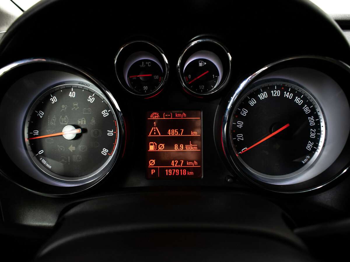 Opel Astra с пробегом — 2013 год. Фото: #9