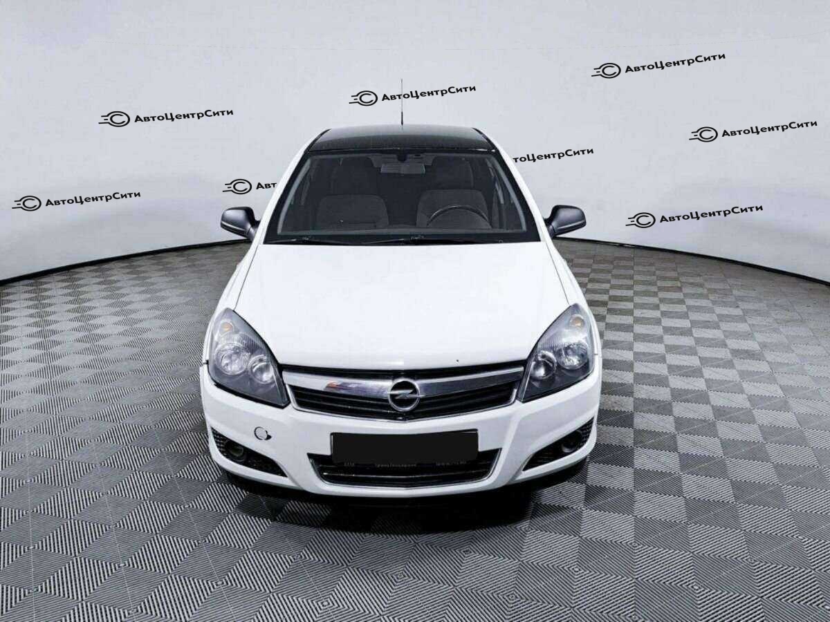 Opel Astra с пробегом — 2012 год. Фото: #1