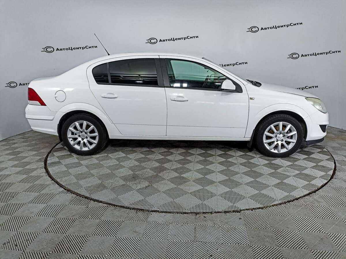 Opel Astra с пробегом — 2013 год. Фото: #3