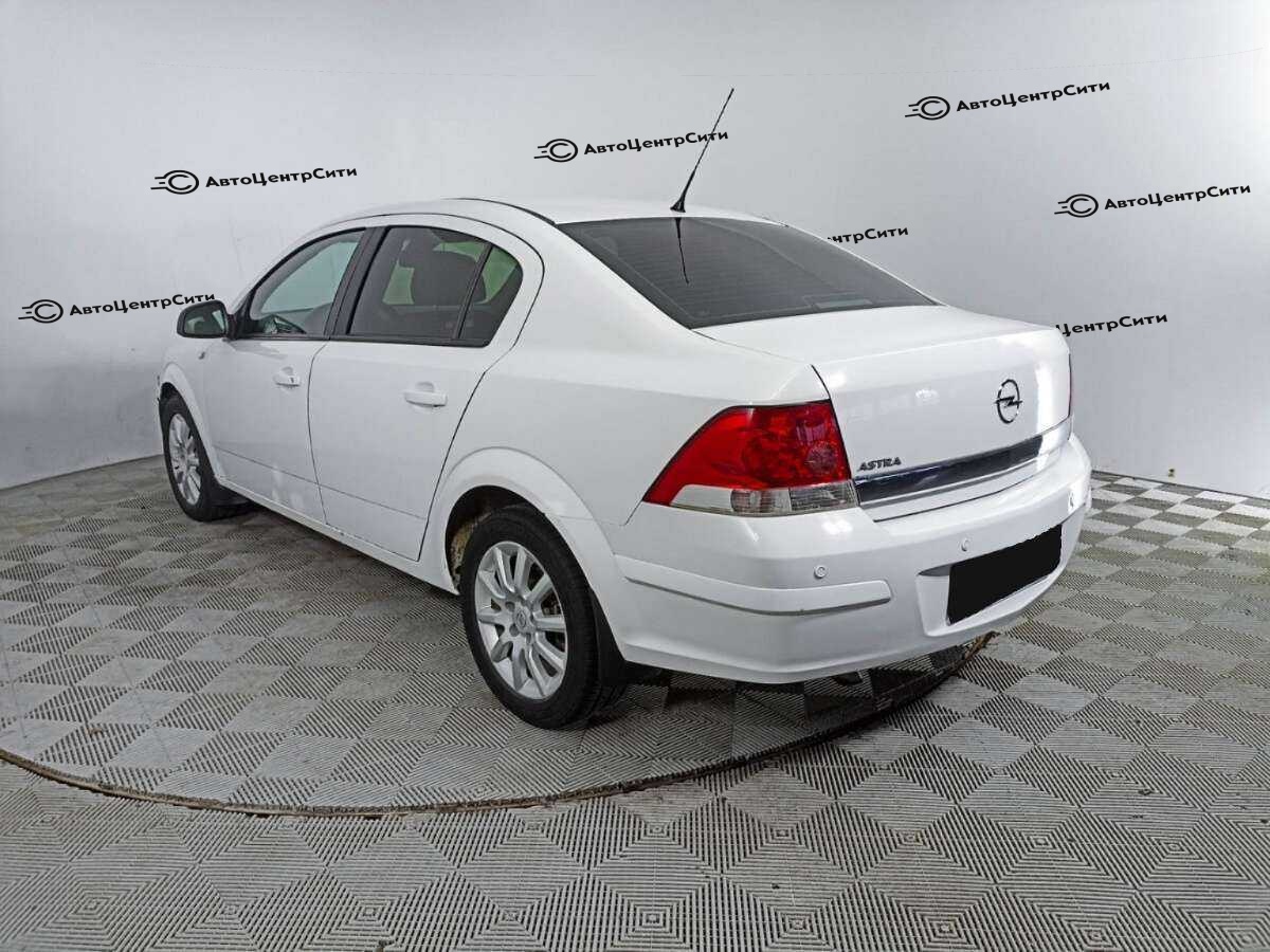 Opel Astra с пробегом — 2013 год. Фото: #6
