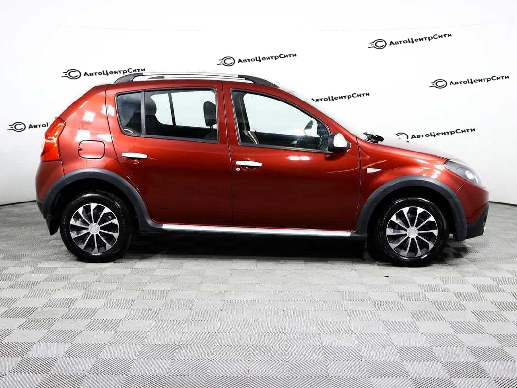 Renault Sandero с пробегом — 2012 год. Фото: #3