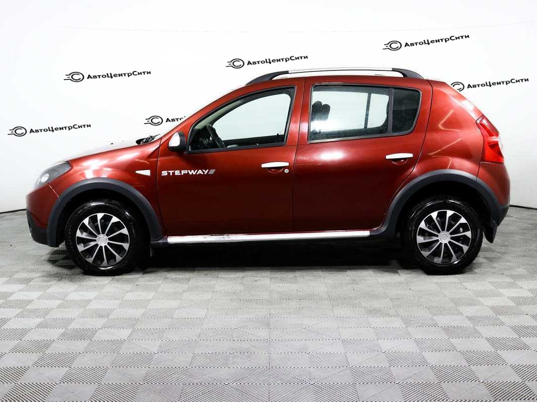 Renault Sandero с пробегом — 2012 год. Фото: #7