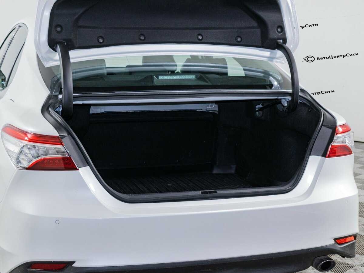 Toyota Camry с пробегом — 2018 год. Фото: #6