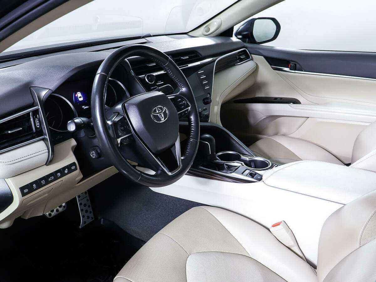 Toyota Camry с пробегом — 2018 год. Фото: #16