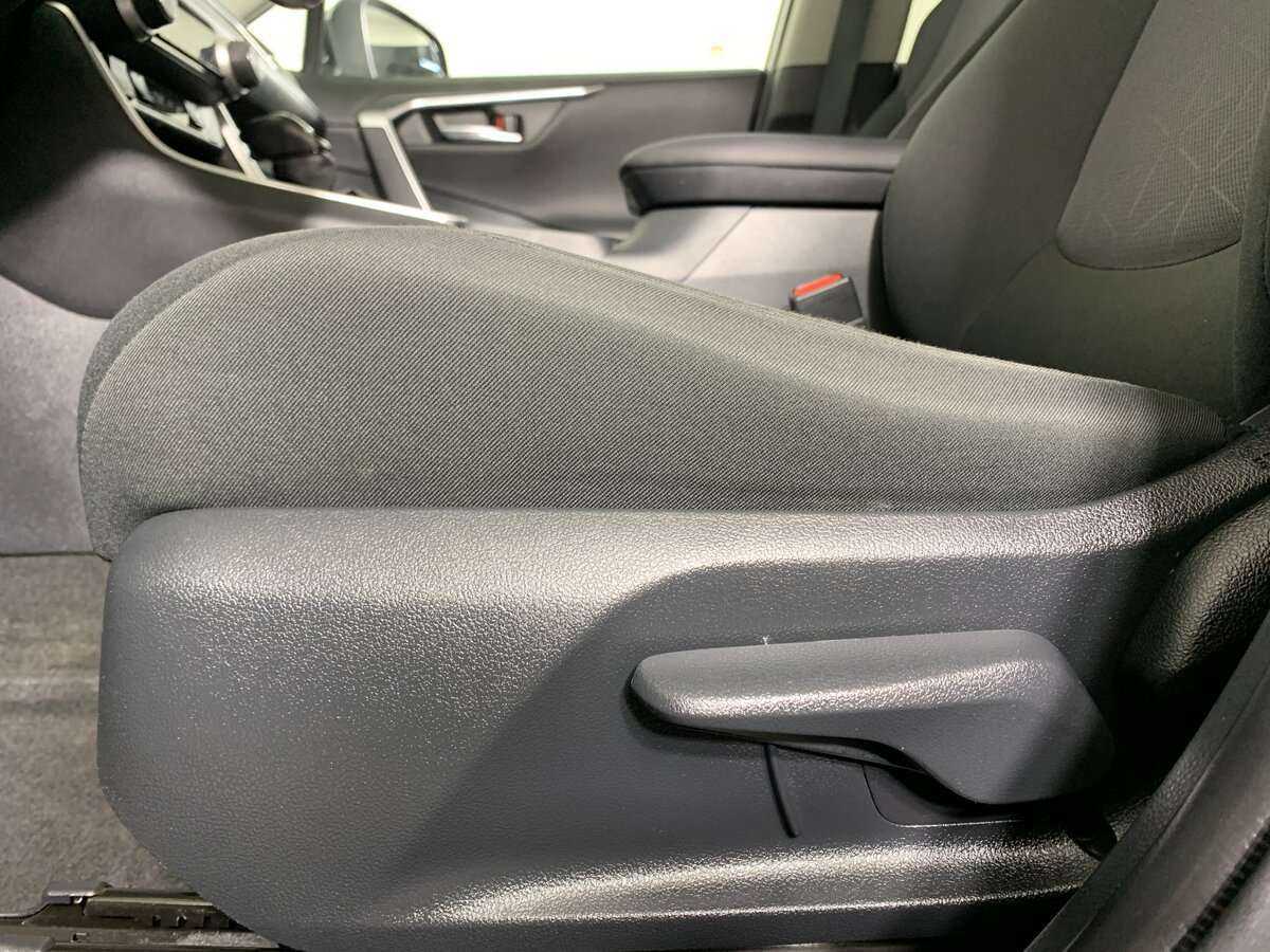 Toyota RAV4 с пробегом — 2020 год. Фото: #13