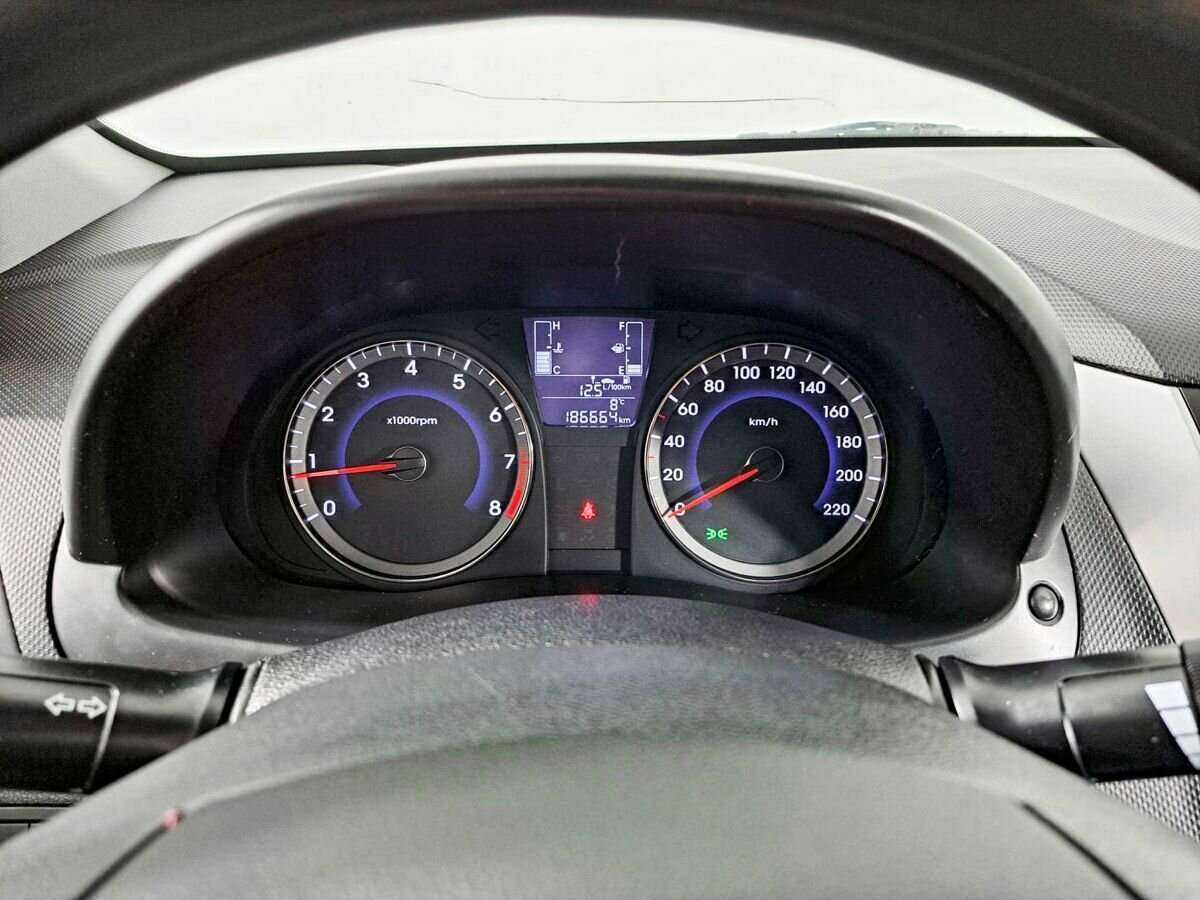 Hyundai Solaris с пробегом — 2014 год. Фото: #10