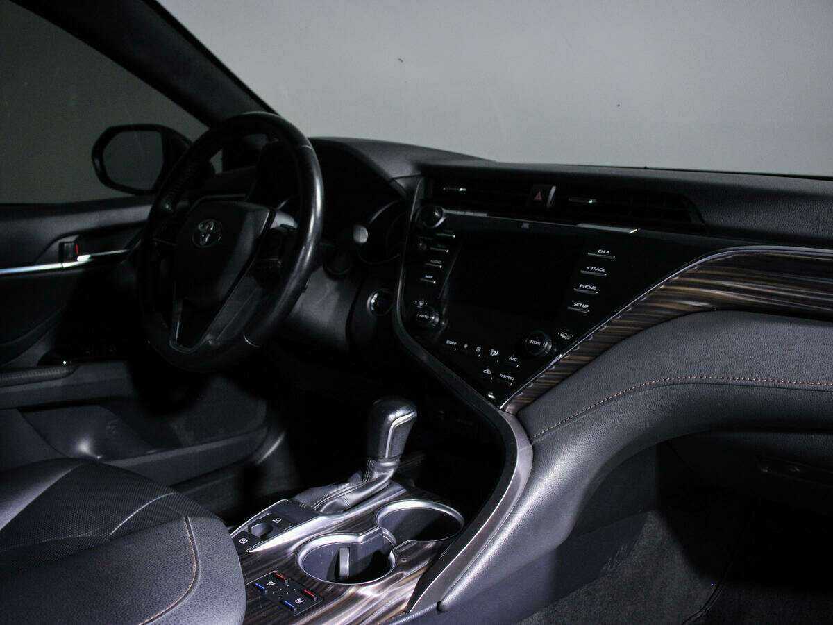 Toyota Camry с пробегом — 2018 год. Фото: #6