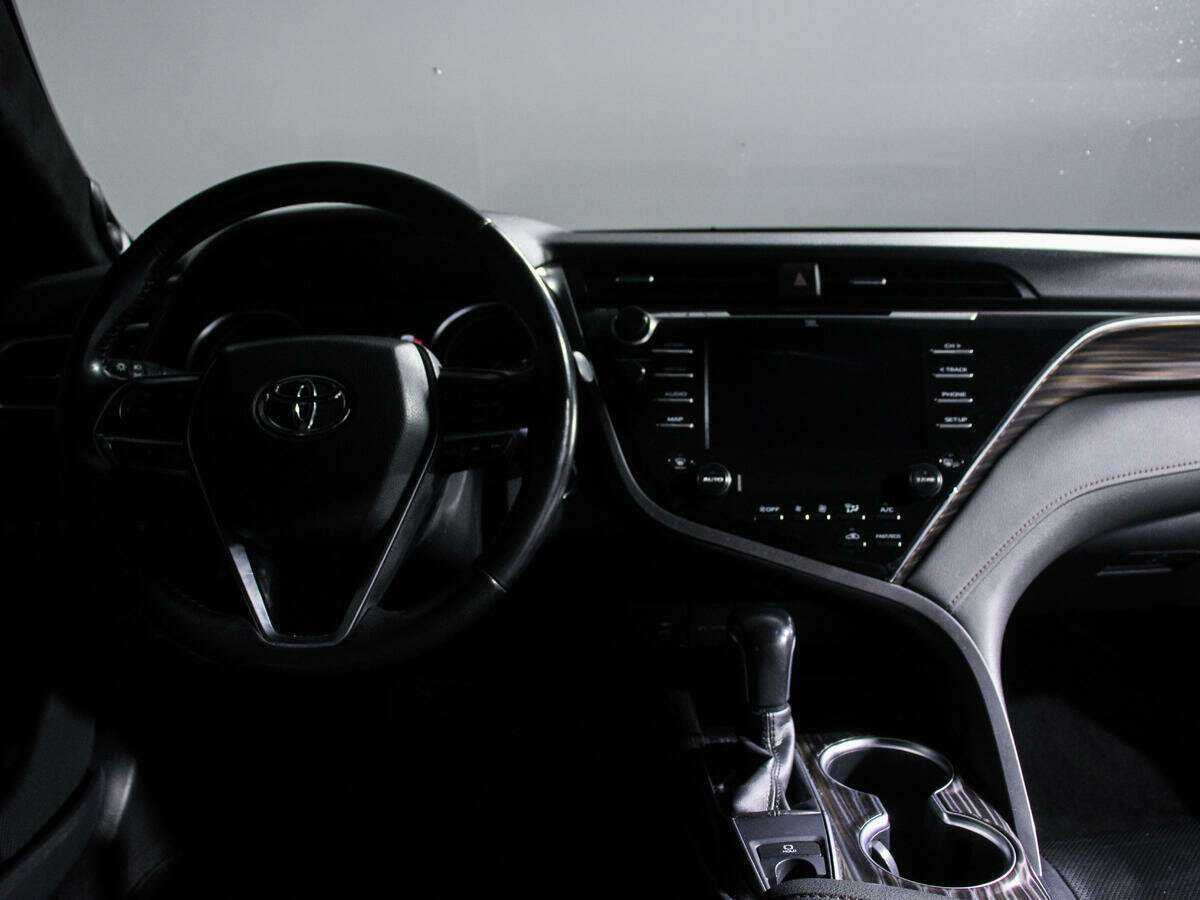 Toyota Camry с пробегом — 2018 год. Фото: #9