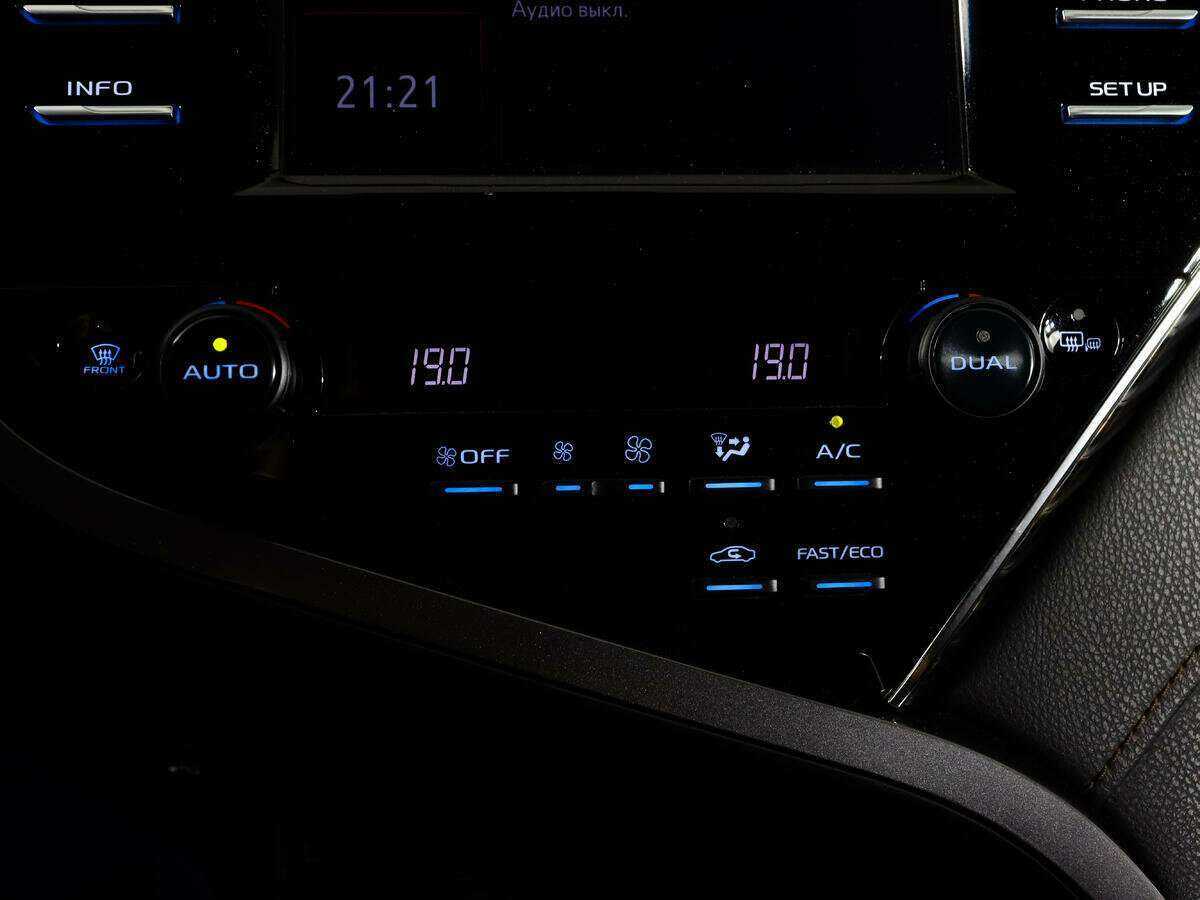 Toyota Camry с пробегом — 2018 год. Фото: #22