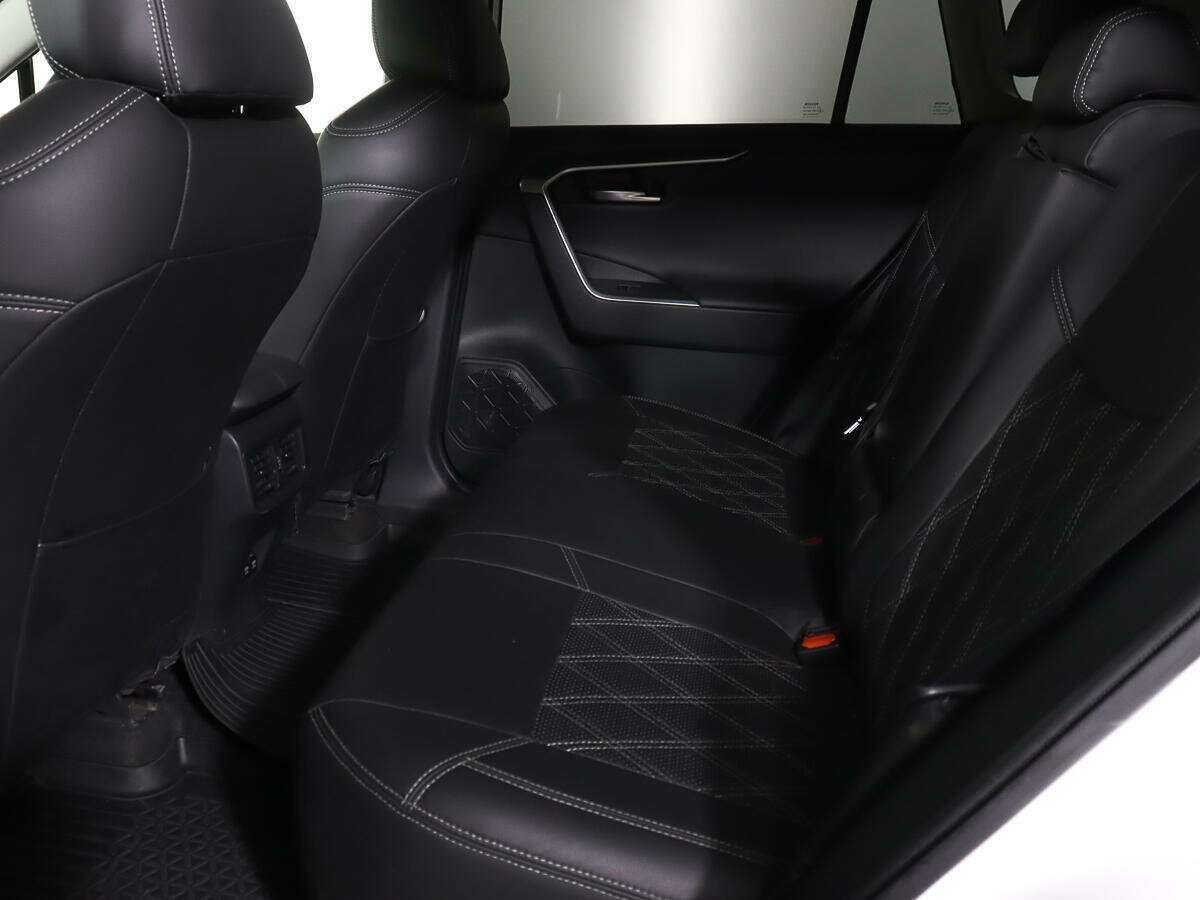 Toyota RAV4 с пробегом — 2020 год. Фото: #10