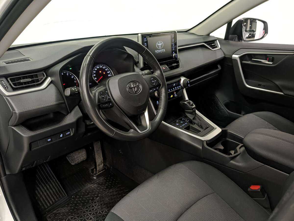 Toyota RAV4 с пробегом — 2021 год. Фото: #10