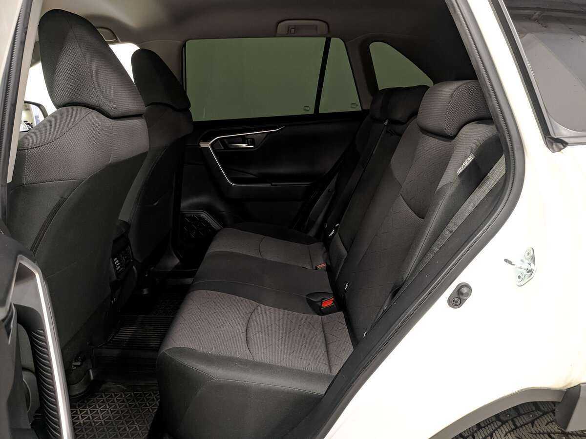 Toyota RAV4 с пробегом — 2021 год. Фото: #13