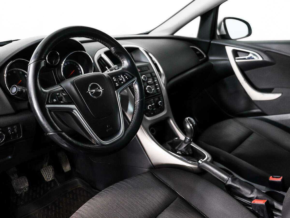 Opel Astra с пробегом — 2012 год. Фото: #8