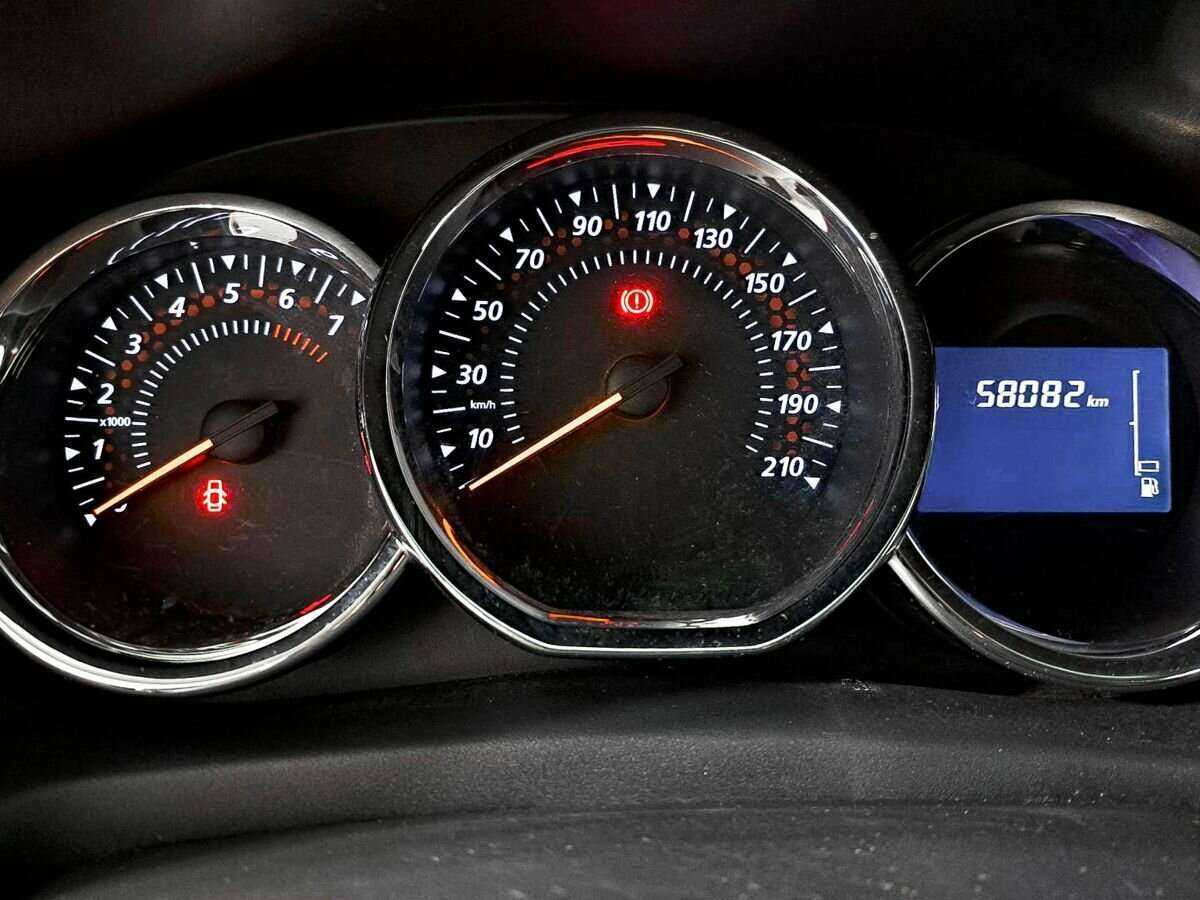 Renault Sandero с пробегом — 2016 год. Фото: #9