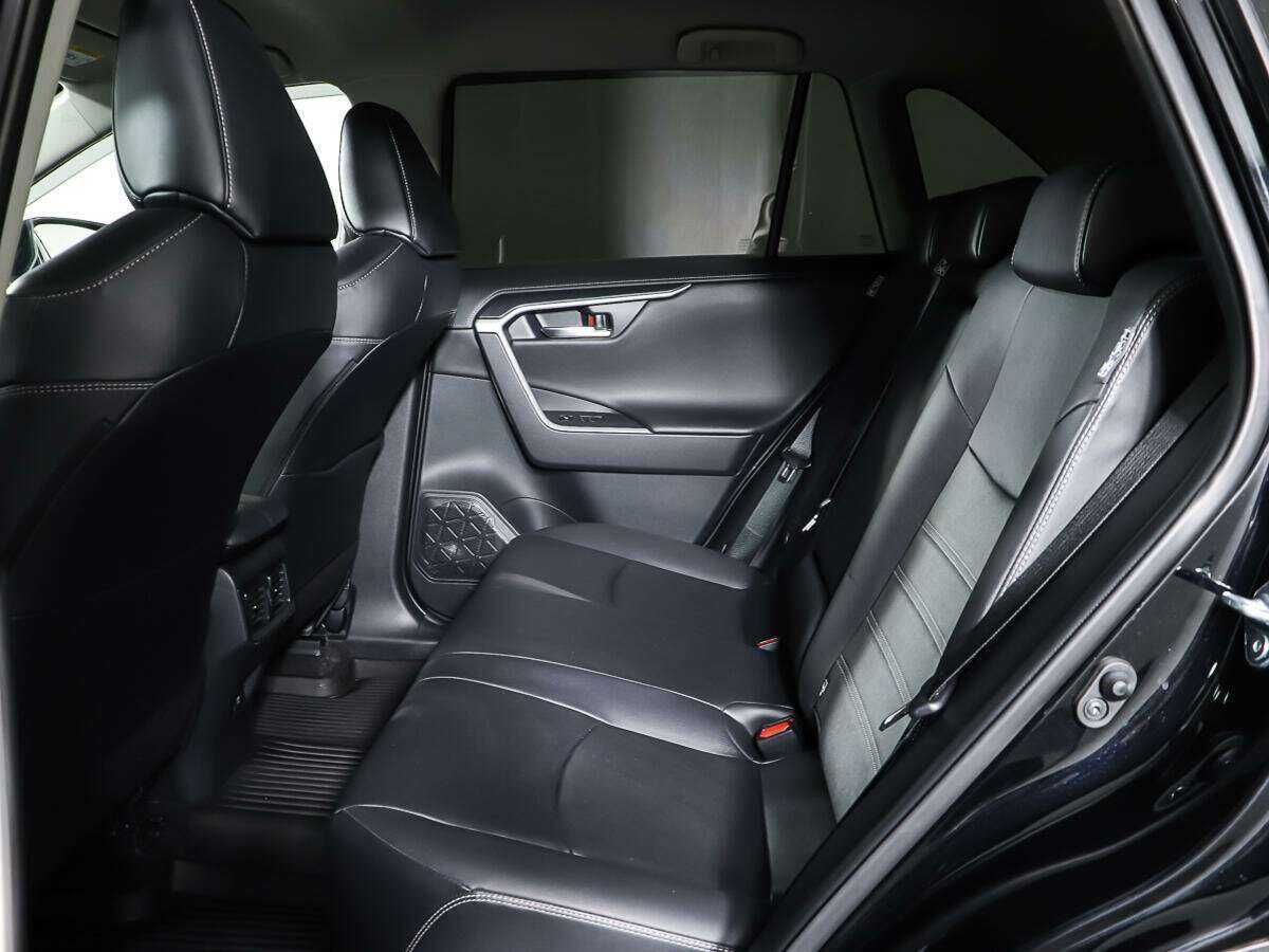 Toyota RAV4 с пробегом — 2021 год. Фото: #9