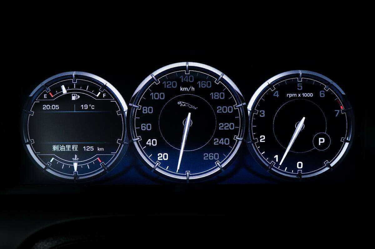 Jaguar XJ с пробегом — 2013 год. Фото: #9