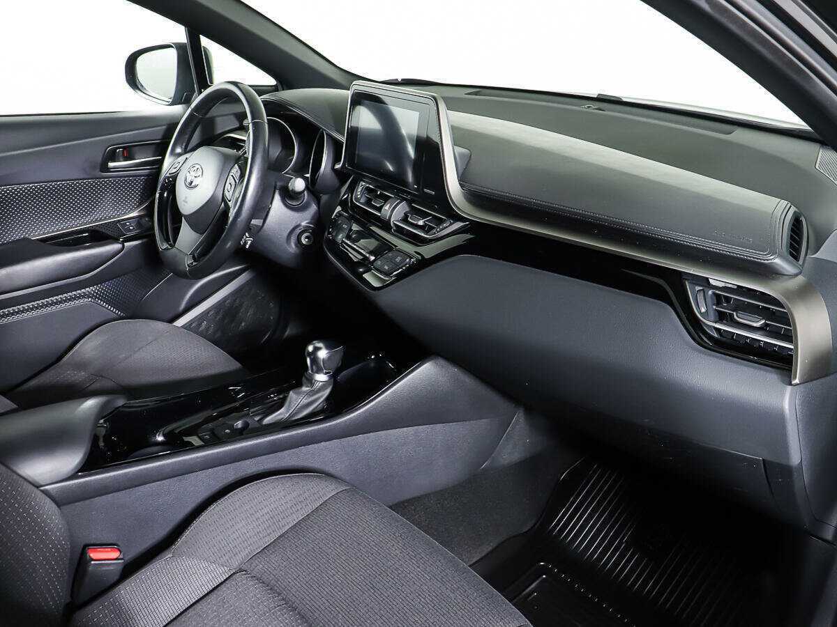 Toyota C-HR с пробегом — 2019 год. Фото: #8