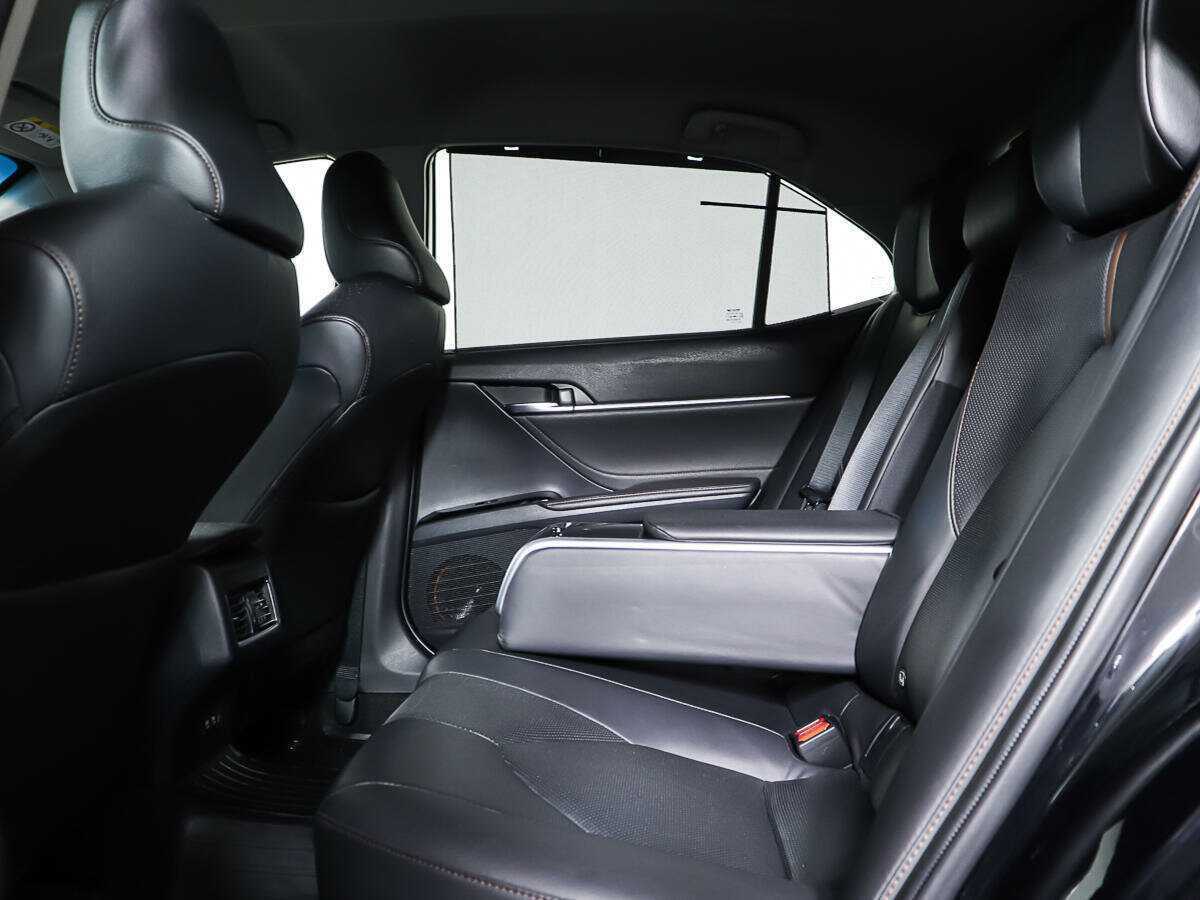 Toyota Camry с пробегом — 2018 год. Фото: #10