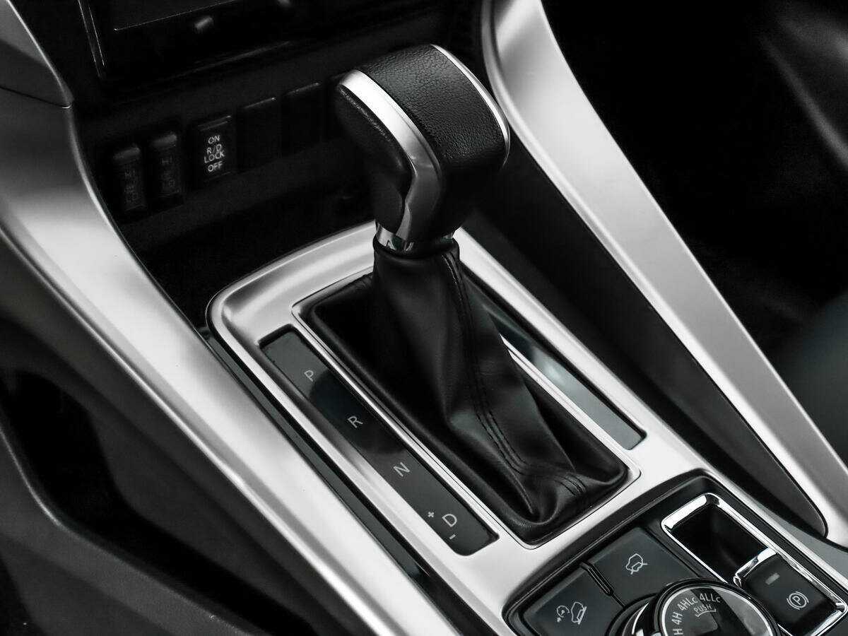 Mitsubishi Pajero Sport с пробегом — 2017 год. Фото: #10