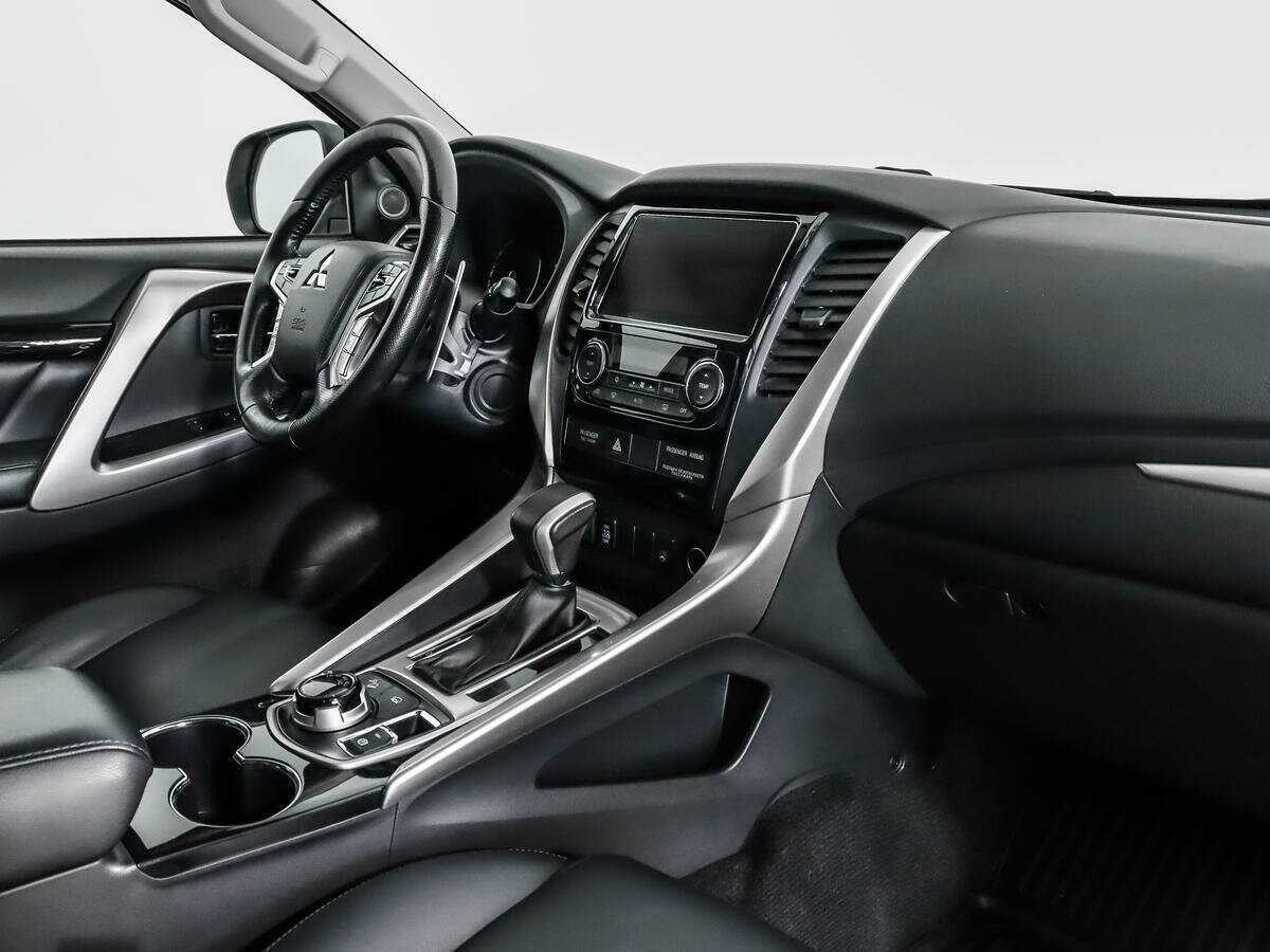 Mitsubishi Pajero Sport с пробегом — 2017 год. Фото: #12
