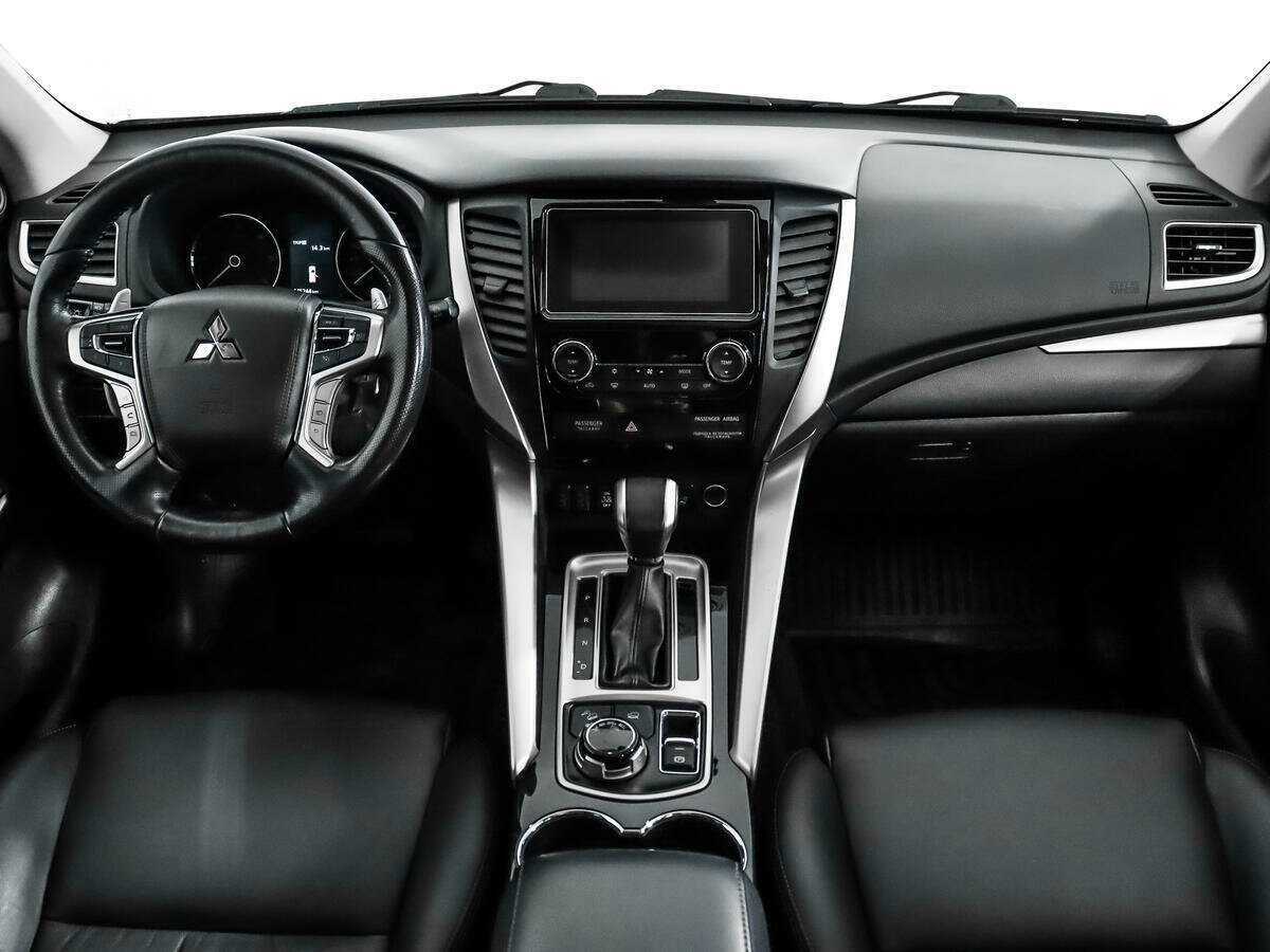 Mitsubishi Pajero Sport с пробегом — 2017 год. Фото: #13