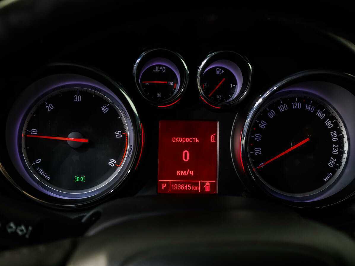 Opel Astra с пробегом — 2012 год. Фото: #19