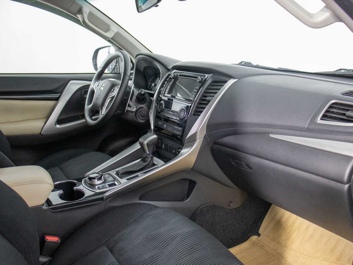 Mitsubishi Pajero Sport с пробегом — 2017 год. Фото: #9